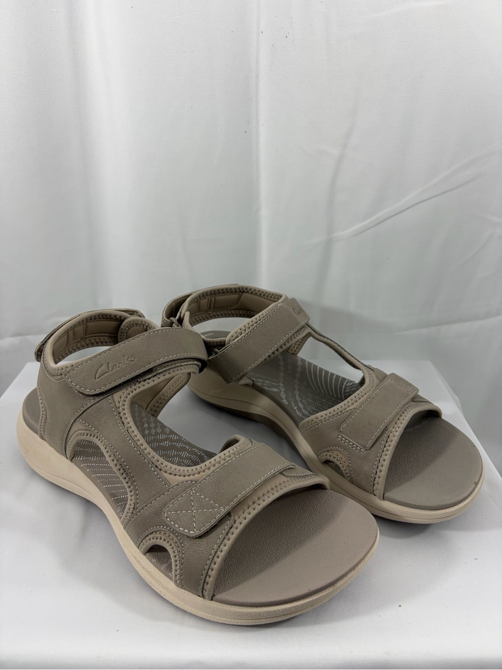 NWT Clarks Cloudsteppers Women's Size 8.5W Taupe Cushioned Strap Sandals